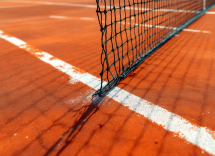 Flavio Cobolli in azione durante un torneo di tennis