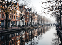 Biciclette che attraversano i canali di Amsterdam